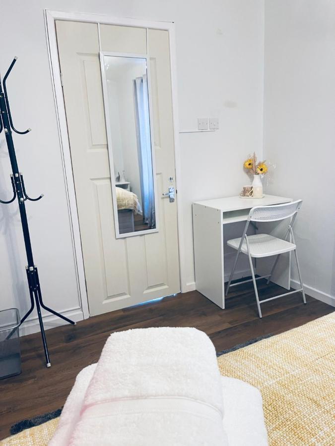 Small Doble, Shared House Filton Buitenkant foto